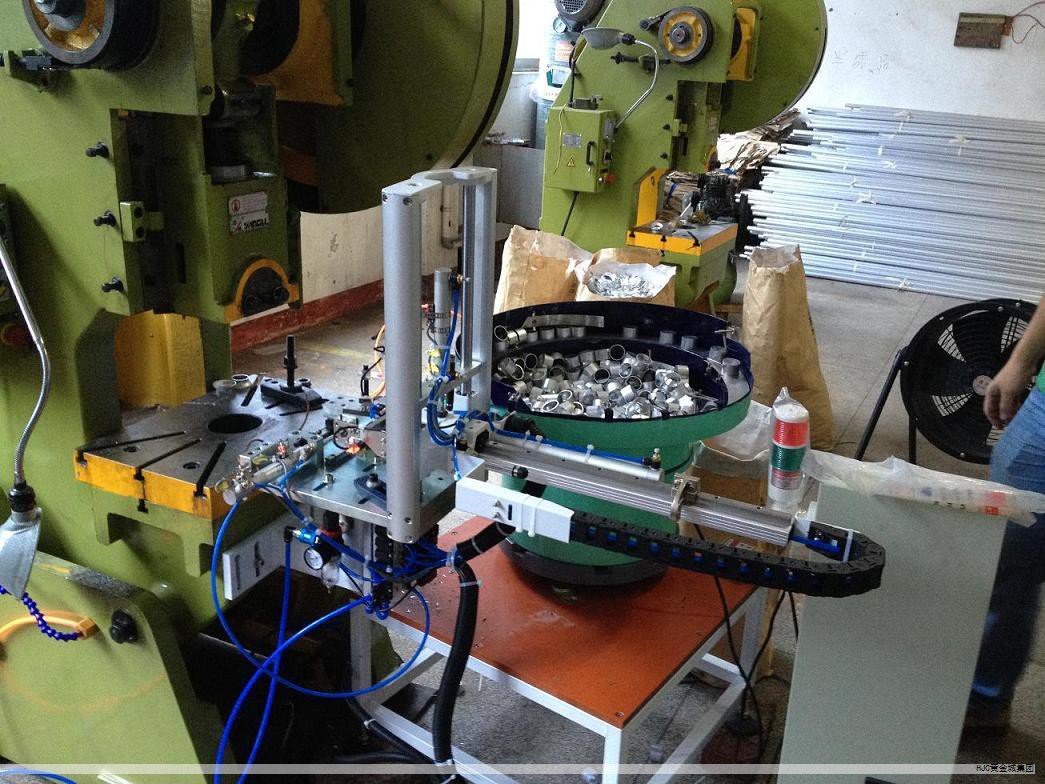 导电泡棉是在泡棉基材中掺入导电颗粒或涂覆导