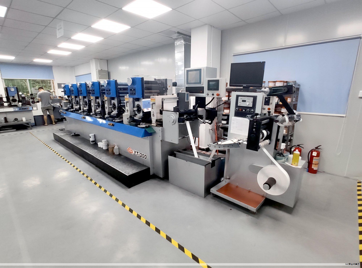 泡沫塑料与泡棉是两种不同的材料。泡沫塑料是在固体塑料中分散大量气体微孔而形成的一类高分子材料，具有轻质、隔热、吸音、减震等特性，且介电性能优于基体树脂，应用非常广泛。几乎所有塑料材料都可经发泡成泡沫塑料，发泡成型已成为塑料加工中的重要工艺之一。泡沫塑料又称微孔塑料，整体由大量微孔组成，显著降低表观密度，优点包括轻质、绝热、吸音、抗震、耐潮、耐腐蚀等。按泡孔结构可分为闭孔、开孔和网状泡沫三类：闭孔泡沫的泡孔大多彼此不连通，开孔泡沫的泡孔多为连通，网状泡沫在结构上呈现网状透孔特征。按密度分，可分为低发泡、中发泡和高发泡三类：密度大于0.4 g/cm3 为低发泡，0.1–0.4 g/cm3 为中发泡，低于0.1 g/cm3 为高发泡。