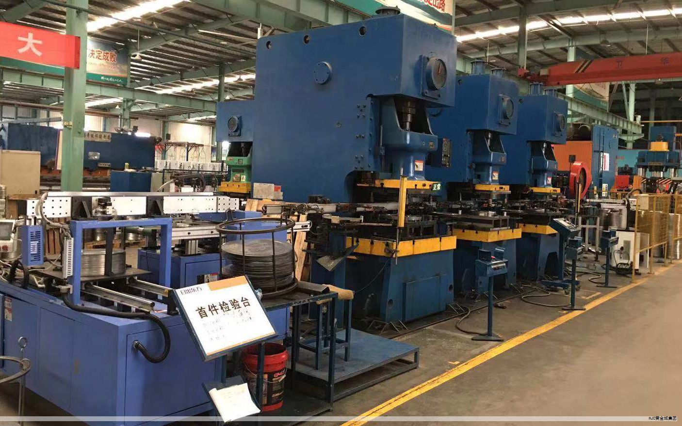 光扩散板具备高透光与显著的扩散效果，能够将点光源转化为均匀、柔和的面光，并在保持高透光率的前提下实现良好的遮蔽性。随着显示行业的发展，扩散板在LED面板灯、筒灯、吸顶灯、直下式背光等产品中的应用越来越广泛，在LCD显示领域也有广泛的使用。