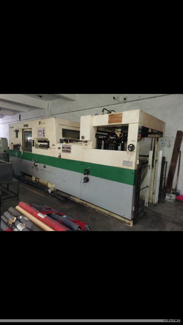 LCD显示屏背光模组是显示系统中的关键组成部分,位于液晶显示单元下方,承载光源、导光结构和光学薄膜等部件。其基本工作原理是将光源发出的光通过导光板、反射膜、扩散片等多层处理后均匀照亮液晶单元,从而实现亮度、对比度和色彩的稳定输出。背光模组的具体结构在不同厂商和型号之间会有差异,但核心材料与原理基本保持一致。 LCD显示屏背光模组是显示系统中的关键组成部分,位于液晶显示单元下方,承载光源、导光结构和光学薄膜等部件。其基本工作原理是将光源发出的光通过导光板、反射膜、扩散片等多层处理后均匀照亮液晶单元,从而实现亮度、对比度和色彩的稳定输出。背光模组的具体结构在不同厂商和型号之间会有差异,但核心材料与原理基本保持一致。