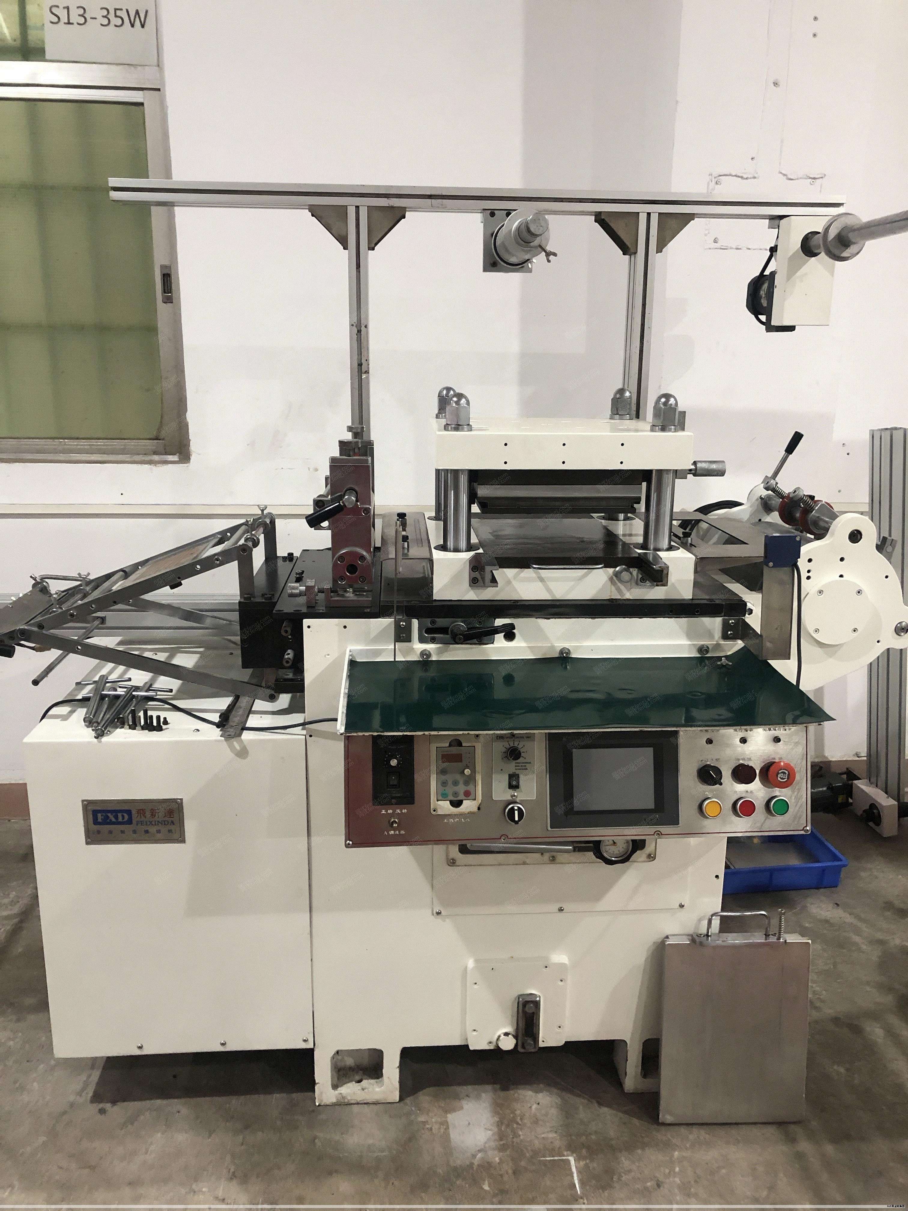 PC扩散板是在普通聚碳酸酯基材基础上通过专门工艺加工而成的光学材料，专用于实现照明面的均匀透光。其透光率通常超过70%，远高于普通PC乳白板的约20%。扩散效果受扩散粒子含量与成分影响，粒子越多，透光率越低、雾度越高，因此透光率与雾度呈反比关系，二者难以同时达到极致。