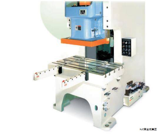 导电布胶带是一种由导电布与导电胶粘而成的复合材料,通常以聚酯或聚酰亚胺纤维作为导电基材。导电布具备稳定的导电性,能够有效传导电流;胶粘剂中加入碳粉、金属粉末等导电填料,提升整体的导电性能。该胶带还具备一定的耐老化、耐磨、耐化学腐蚀和耐高温性能,因此在电子制造、电气工程、电磁屏蔽和静电防护等领域得到广泛应用。 导电布胶带是一种由导电布与导电胶粘而成的复合材料,通常以聚酯或聚酰亚胺纤维作为导电基材。导电布具备稳定的导电性,能够有效传导电流;胶粘剂中加入碳粉、金属粉末等导电填料,提升整体的导电性能。该胶带还具备一定的耐老化、耐磨、耐化学腐蚀和耐高温性能,因此在电子制造、电气工程、电磁屏蔽和静电防护等领域得到广泛应用。