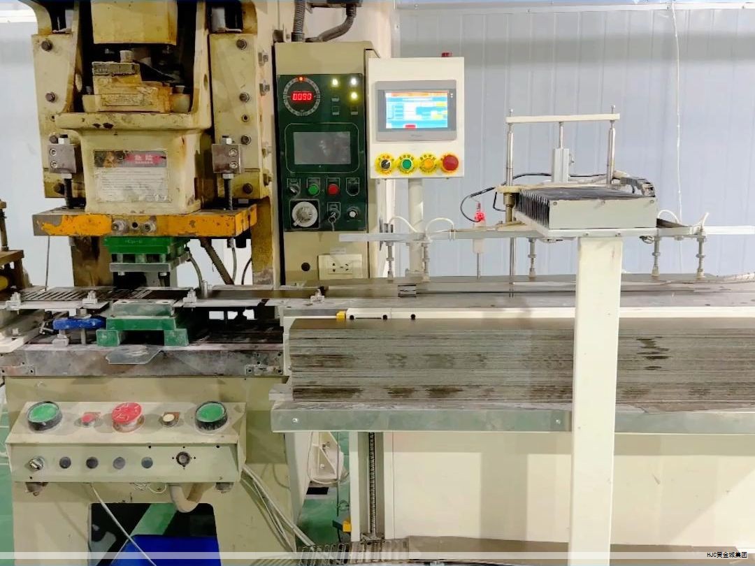 嘉信包装材料有限公司位于广东省汕头经济特区,是一家专注于食用级特种包装材料与防伪包装材料研发与生产的企业。产品线覆盖复合金银/镭射卡纸、转移镭射卡纸、各类镀铝膜、镭射膜、转移膜、冷烫膜以及全息定位烫印膜等高端材料,具备完整的产业链与稳定的产能。 嘉信包装材料有限公司位于广东省汕头经济特区,是一家专注于食用级特种包装材料与防伪包装材料研发与生产的企业。产品线覆盖复合金银/镭射卡纸、转移镭射卡纸、各类镀铝膜、镭射膜、转移膜、冷烫膜以及全息定位烫印膜等高端材料,具备完整的产业链与稳定的产能。