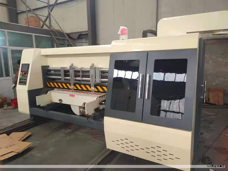 近来不少跑鞋选购者在选鞋时关注中底泡棉的发泡方式及气体成分，像超临界发泡、氮气发泡、二氧化碳发泡之类的说法层出不穷。厂商在泡棉命名与宣传上也各自炒作，往往只讲工艺不谈材料，导致真实性能难以判断。可以用一个简单比喻来理解：泡棉是底料，发泡工艺是锅，品牌的“调味”决定口感，材料新鲜度与搭配才是关键。下面从跑者角度梳理几类常见中底泡棉材料的要点，供参考。