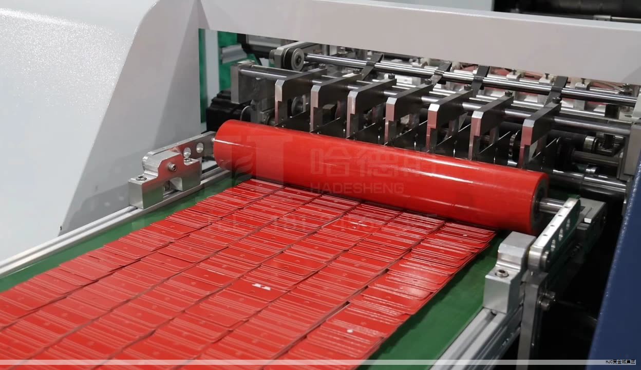 OLED 即有机发光二极管，与 LCD 的背光结构截然不同。LCD 屏幕使用一个统一的背光面板为彩色图像提供光源，而 OLED 屏幕则由大量独立的像素自发光组成，像素本身既发光又控制颜色，因此对比度和色彩表现通常更出色，黑色也更深。简言之，LCD 更像一个灯箱，光源在图像后方，OLED 则是逐个像素发光。