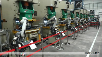 当光线照射到光滑的非金属表面并以一定角度反射时,产生的眩光往往具有偏振性。将偏振滤光片(通常所说的偏振镜、线性偏振镜)放在镜头前端,缓慢旋转就能让有害眩光逐渐减弱甚至消失,从而拍出无眩光的画面。 当光线照射到光滑的非金属表面并以一定角度反射时,产生的眩光往往具有偏振性。将偏振滤光片(通常所说的偏振镜、线性偏振镜)放在镜头前端,缓慢旋转就能让有害眩光逐渐减弱甚至消失,从而拍出无眩光的画面。