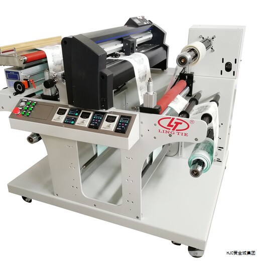 导电布胶带是以导电布为基材并配以粘合剂制成的胶带产品。在基材上通常会使用含镍成分的导电胶以实现磁屏蔽效果;也有采用普通压克力胶或热融胶的版本,主要目的是提升胶带的粘附性。 导电布胶带是以导电布为基材并配以粘合剂制成的胶带产品。在基材上通常会使用含镍成分的导电胶以实现磁屏蔽效果;也有采用普通压克力胶或热融胶的版本,主要目的是提升胶带的粘附性。