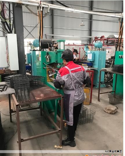 在全球科技格局里，苹果、谷歌、微软、亚马逊和 Facebook 已经成为不可忽视的五大支柱，彼此之间既互相竞争又有深度绑定。随着业务横向扩张，他们的触角渐渐伸向对方的领域，形成错综复杂的博弈与合作格局。一份权威分析以图表形式揭示了这五家巨头之间的微妙关系。