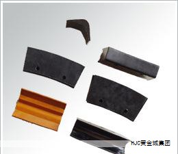 一种用于域控制器的接地弹片及其制造方法，域控制器包括壳体和设置在壳体内的电路板，印刷电路板上设置有露铜区域。接地弹片包含可安装于壳体的连接部，以及由连接部延伸形成的第一悬臂和第二悬臂，第一悬臂的数量不少于连接器的数量，确保每个连接器上能够抵接至少一个第一悬臂，第二悬臂能够抵接露铜区域。该接地弹片可直接安装在壳体上，在壳体与印刷电路板的组装过程中，第一悬臂代替现有技术中的导电泡棉，第二悬臂代替通过 SMT 焊接在印刷电路板上的上弹片，从而简化域控制器的整体结构与装配工艺，并降低制造成本。