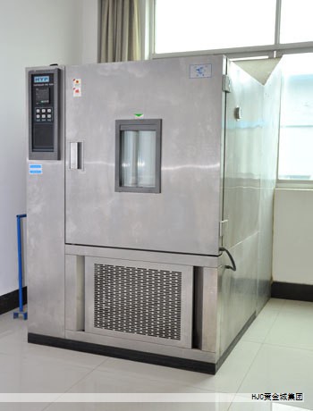 导电泡棉是一种兼具弹性与导电性的复合材料,通常由发泡基材与导电涂层组合而成。常见的发泡基材包括聚氨酯、硅胶和EPDM橡胶,导电层则可采用镍、铜、银、碳等材料涂覆或包覆在泡棉表面,从而实现优异的电磁屏蔽性能与环境适应性。 导电泡棉是一种兼具弹性与导电性的复合材料,通常由发泡基材与导电涂层组合而成。常见的发泡基材包括聚氨酯、硅胶和EPDM橡胶,导电层则可采用镍、铜、银、碳等材料涂覆或包覆在泡棉表面,从而实现优异的电磁屏蔽性能与环境适应性。