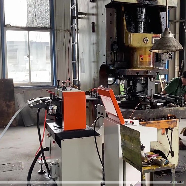 液晶显示产业的关键材料体系包括液晶分子、取向剂、间隔物与偏振片等,它们构成平板显示的核心支撑。随着智能手机、平板、电视等消费电子的快速普及,液晶面板的需求持续攀升,推动上游材料市场保持扩张势头。当前全球产业链以中国为主要生产基地之一,国产化水平不断提升,产业链的自主可控能力显著增强。 液晶显示产业的关键材料体系包括液晶分子、取向剂、间隔物与偏振片等,它们构成平板显示的核心支撑。随着智能手机、平板、电视等消费电子的快速普及,液晶面板的需求持续攀升,推动上游材料市场保持扩张势头。当前全球产业链以中国为主要生产基地之一,国产化水平不断提升,产业链的自主可控能力显著增强。