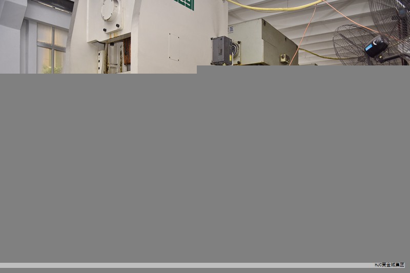 据国家知识产权局信息显示，一家名为伟本智能机电（上海）股份有限公司的企业申请了一项专利，公开号为CN120922445A，题名为“一种绝缘板自动线及工作方法”。该发明公开了一种绝缘板自动包装线及其工作方法，核心结构包括：地轨，机器人沿地轨自左向右依次配置码垛机器人与开箱机器人；地轨一侧设有输送机，输送机上自左至右依次布设板料翻身装置、码垛工位定位输送工位、套箱工位、缓存输送工位、通过式覆膜机、摇臂式缠绕机与穿箭式打包机；地轨另一侧设有木托盘工位、底部纸皮工位、纸箱工位平台及顶部盖板工位。码垛机器人在地轨上移动，工作范围覆盖板料翻身装置、码垛工位定位输送工位、木托盘工位及底部纸皮工位之间的区域；开箱机器人在地轨上移动，工作范围覆盖套箱工位、纸箱工位平台及顶部盖板工位之间的区域。