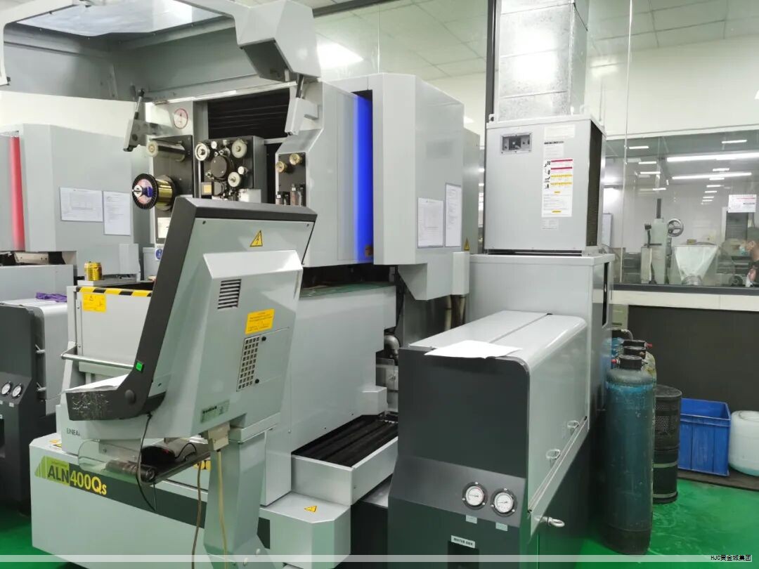 盛夏时节，天厚新材料产业园的导电布生产线繁忙有序。董事长曾庆熙与总经理刘冬带着客户走进车间，展示最新投产的超薄平纹导电布样品——薄如蝉翼、性能优越，现场质检环节紧锣密鼓。