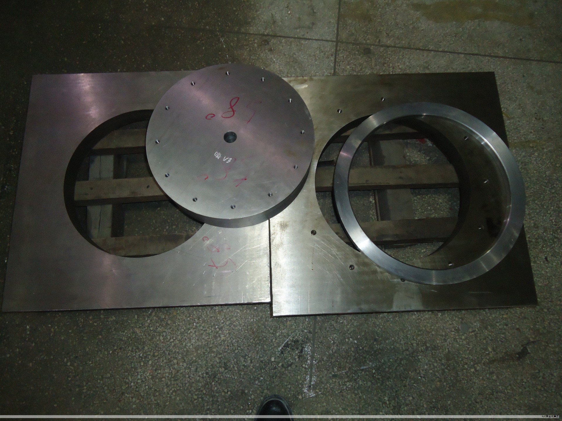 密封在机械设备中的核心作用是防止介质泄漏，密封件是实现该功能的关键零部件。密封性能直接关系到 petrochemical、化工等行业的安全、环境与生产效益。在实际运行中，介质和润滑剂的跑、冒、滴、漏会带来资源浪费、环境污染、设备磨损和工艺数据波动，甚至引发火灾、爆炸等重大风险。因此，密封性能成为衡量机械部件质量的重要指标之一。