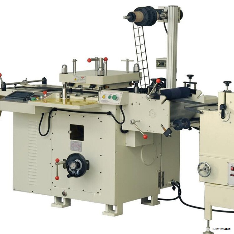 随着锂电池在电子设备、电动汽车及储能系统中的广泛应用，泡棉材料作为内部填充与保护层的关键组成，直接关系到电池的稳定性与安全性。泡棉在工作环境中要承受压力、温度、湿度等多种因素的共同作用，压缩疲劳测试正是评估其在反复受压条件下性能变化的常用方法。通过模拟实际使用情景中泡棉的持续受压过程，能够揭示材料的耐久性、压缩变形的恢复能力以及长期运行中的稳定性。