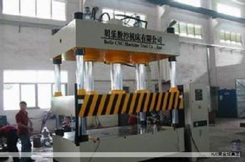 一块具备PC机功能的高清大屏,能够卷成卷轴;一块薄如蝉翼的彩色柔性显示器,厚度仅0.01毫米,细于头发的五分之一,轻轻一吹就能飘起来。这并非科幻场景,而是柔性显示领域的现实突破,来自柔宇科技的创始人兼CEO刘自鸿带领的团队。 一块具备PC机功能的高清大屏,能够卷成卷轴;一块薄如蝉翼的彩色柔性显示器,厚度仅0.01毫米,细于头发的五分之一,轻轻一吹就能飘起来。这并非科幻场景,而是柔性显示领域的现实突破,来自柔宇科技的创始人兼CEO刘自鸿带领的团队。