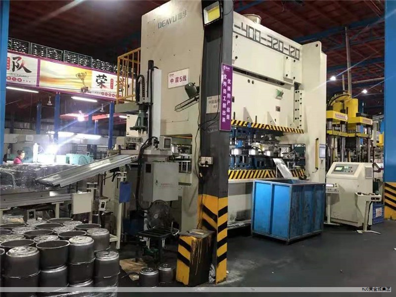 导电布的电磁屏蔽性能由两大关键因素决定:一是屏蔽体表面必须形成连续的导电覆盖,二是结构上要避免直接存在未被导体覆盖的穿透路径。以聚酯为基材的导电织物通常通过化学沉积或物理转移的方式将金属镀覆在基材上,再经铜镍两层电镀,形成铜与镍的组合层。这种多层镀层使材料具备优异的导电性与电磁屏蔽性能,屏蔽有效频段可覆盖从100 kHz到3 GHz。 导电布的电磁屏蔽性能由两大关键因素决定:一是屏蔽体表面必须形成连续的导电覆盖,二是结构上要避免直接存在未被导体覆盖的穿透路径。以聚酯为基材的导电织物通常通过化学沉积或物理转移的方式将金属镀覆在基材上,再经铜镍两层电镀,形成铜与镍的组合层。这种多层镀层使材料具备优异的导电性与电磁屏蔽性能,屏蔽有效频段可覆盖从100 kHz到3 GHz。