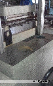 全方位导电海绵是一种在聚乙烯基材上加入导电填料和抗静电剂,经挤出成型、辐射交联后高温发泡制成的海绵材料。外层再包覆导电布,组合成胶带状结构,兼具屏蔽与导电性能,属于导电电子屏蔽材料的升级系列。 全方位导电海绵是一种在聚乙烯基材上加入导电填料和抗静电剂,经挤出成型、辐射交联后高温发泡制成的海绵材料。外层再包覆导电布,组合成胶带状结构,兼具屏蔽与导电性能,属于导电电子屏蔽材料的升级系列。