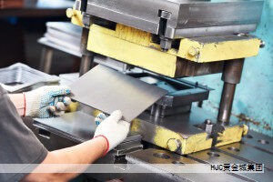 中国显示产业在全球格局中持续走高,已成为全球最大的显示面板生产基地。产业规模不断扩张,产业链与供应链生态明显改善,国内上游企业实力增强,核心装备实现突破性进展,产业链协同效应显著提升。以5G、人工智能、物联网、云计算等为驱动,各类显示技术的应用场景进一步拓展,国内企业将迎来更广阔的发展机遇。 中国显示产业在全球格局中持续走高,已成为全球最大的显示面板生产基地。产业规模不断扩张,产业链与供应链生态明显改善,国内上游企业实力增强,核心装备实现突破性进展,产业链协同效应显著提升。以5G、人工智能、物联网、云计算等为驱动,各类显示技术的应用场景进一步拓展,国内企业将迎来更广阔的发展机遇。