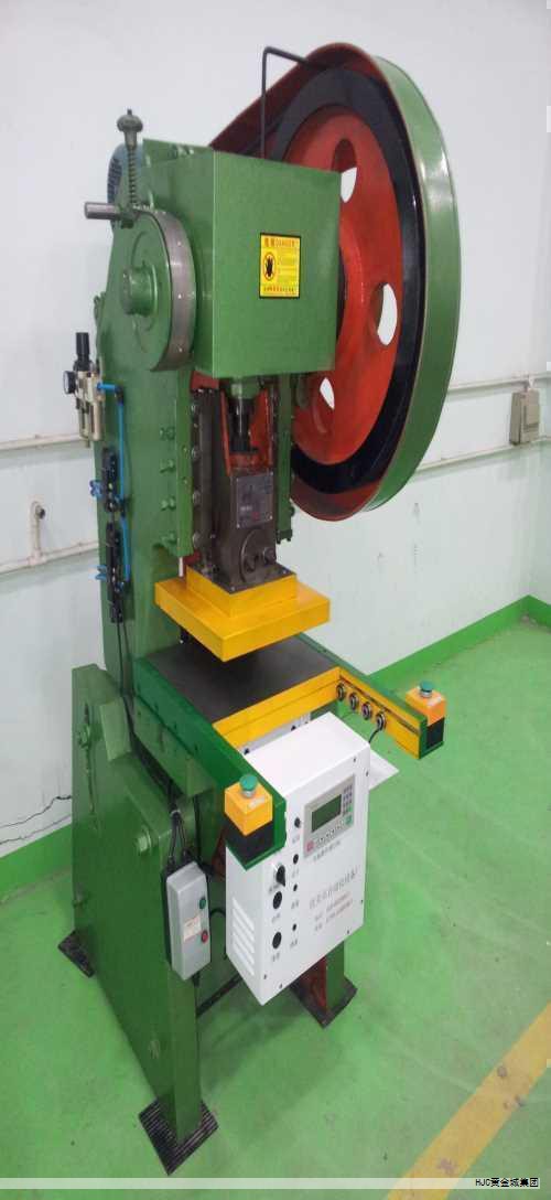 偏光片的核心在于把自然光转化为线偏振光,因此其工艺流程和结构设计具有决定性作用。通常由多层薄膜叠加而成,原膜以PVA膜为基底,通过加入具有二向色性的有机染料并在特定湿度与温度下拉伸,使材料具备偏振性能,随后通过脱水、烘干形成初步偏光片膜。为提升机械强度与透光性,膜两侧通常再包覆一层强度高、耐湿热的TAC膜。 偏光片的核心在于把自然光转化为线偏振光,因此其工艺流程和结构设计具有决定性作用。通常由多层薄膜叠加而成,原膜以PVA膜为基底,通过加入具有二向色性的有机染料并在特定湿度与温度下拉伸,使材料具备偏振性能,随后通过脱水、烘干形成初步偏光片膜。为提升机械强度与透光性,膜两侧通常再包覆一层强度高、耐湿热的TAC膜。