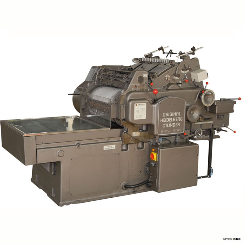 AMOLED显示对环境光的抑制和显示干扰的解决,一大要素是圆偏光片的使用。圆偏光片通常由线偏振片结合1/4波长相位差膜组成的抗反射结构,通过对环境光的宽波段覆盖与偏振控制实现暗态高对比度的效果。 AMOLED显示对环境光的抑制和显示干扰的解决,一大要素是圆偏光片的使用。圆偏光片通常由线偏振片结合1/4波长相位差膜组成的抗反射结构,通过对环境光的宽波段覆盖与偏振控制实现暗态高对比度的效果。