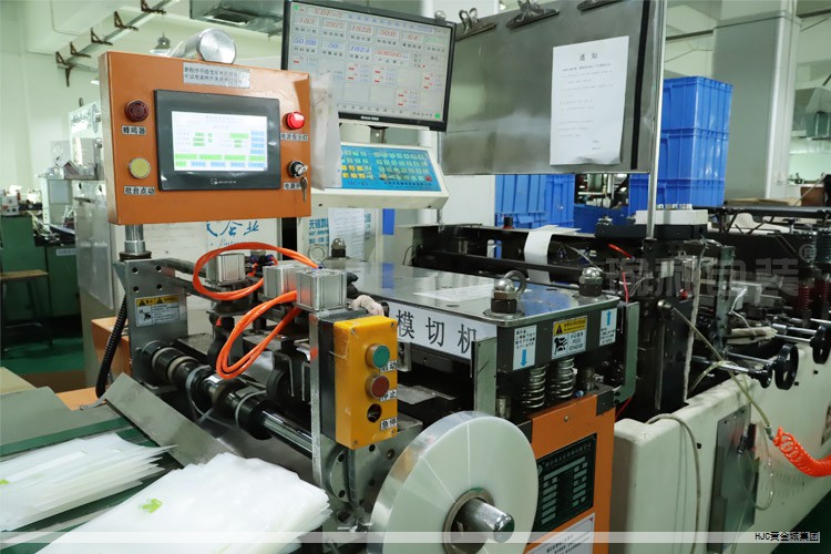 扩散板以高透光与优异扩散性能,将点光源转化为柔和、均匀的面光源,同时具备良好遮蔽性,成为LED照明体系中的核心光学材料。随着LED应用深入,扩散板的应用已覆盖LED面板灯、筒灯、吸顶灯以及直下式背光等场景。市场上的扩散板类型繁多,选择时需要对各类产品的特点与适用范围有清晰认识。下面对常见类型及差异进行梳理。 扩散板以高透光与优异扩散性能,将点光源转化为柔和、均匀的面光源,同时具备良好遮蔽性,成为LED照明体系中的核心光学材料。随着LED应用深入,扩散板的应用已覆盖LED面板灯、筒灯、吸顶灯以及直下式背光等场景。市场上的扩散板类型繁多,选择时需要对各类产品的特点与适用范围有清晰认识。下面对常见类型及差异进行梳理。