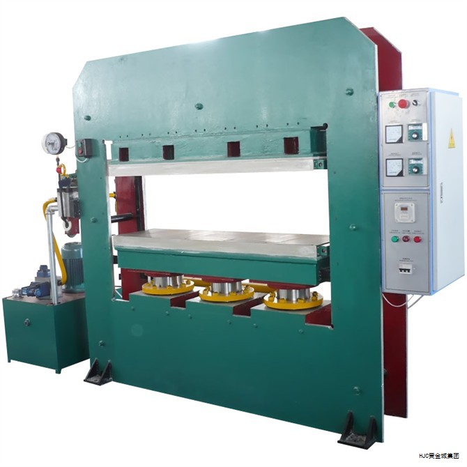 导电布到底能承载多少“能量”?在菏泽定陶区的山东天厚5G新材料产业园现场,我们看到了答案。通过精密织机牵引,纱线被编织成银灰色的超薄镀层导电布,厚度仅为15微米,约是A4纸厚度的八分之一。企业方面表示,这一镀层是目前通过机械化生产能达到的最薄版本,已处于全球领先水平,打破了国外垄断,填补了国内市场空缺。该导电布具备优异的导电性与电磁屏蔽能力,能够广泛应用于通信电子、智能穿戴等领域。 导电布到底能承载多少“能量”?在菏泽定陶区的山东天厚5G新材料产业园现场,我们看到了答案。通过精密织机牵引,纱线被编织成银灰色的超薄镀层导电布,厚度仅为15微米,约是A4纸厚度的八分之一。企业方面表示,这一镀层是目前通过机械化生产能达到的最薄版本,已处于全球领先水平,打破了国外垄断,填补了国内市场空缺。该导电布具备优异的导电性与电磁屏蔽能力,能够广泛应用于通信电子、智能穿戴等领域。