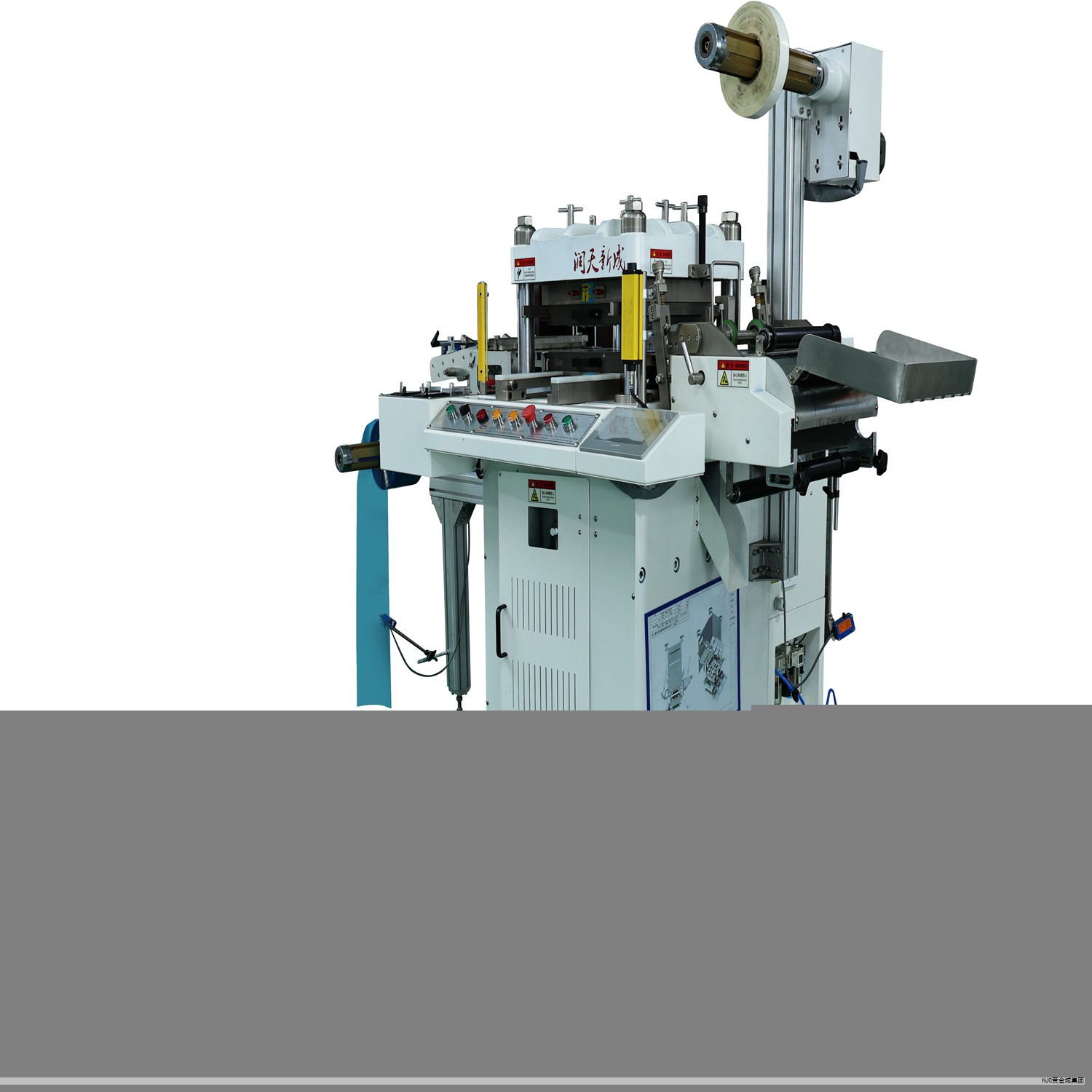 本发明涉及光学反射领域，具体提供一种近似朗伯体光分布的反射片及其制备方法，旨在通过特定结构实现不同入射角度的光线获得类似朗伯体的反射分布，从而提升环境光检测等光学传感应用的灵敏度。