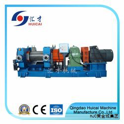 本专利提出一种轨道车辆金属部件的成型加工方法，核心在于通过单机冲压成形系统实现前段钢板的冲压、整平与连续输送，并在上模与下模之间实现阶段性输送，确保加工流程有序、自动化水平高。