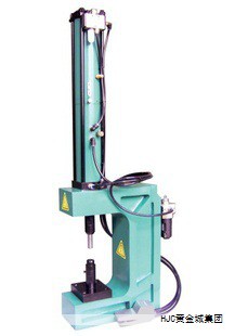 三星Galaxy Golden是一款双屏翻盖Android手机，采用黑金经典配色，定位为高端商务机。外屏约3.0英寸，内屏3.7英寸，均为Super AMOLED，分辨率统一为800×480，触控屏均可使用。合拢时和合拢前的使用体验都能保持高效的操作习惯，展开后两块屏幕组合带来与普通智能机不同的使用感受。