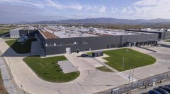 这座占地面积约4万平方米的工厂