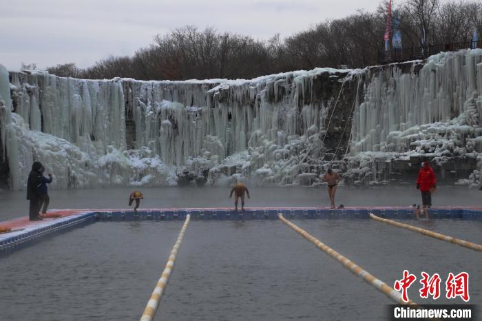 2022中国镜泊湖公开水域游泳挑战赛在冬日清晨正