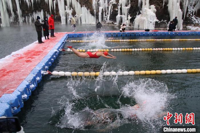 2022中国镜泊湖公开水域游泳挑战赛在冬日清晨正