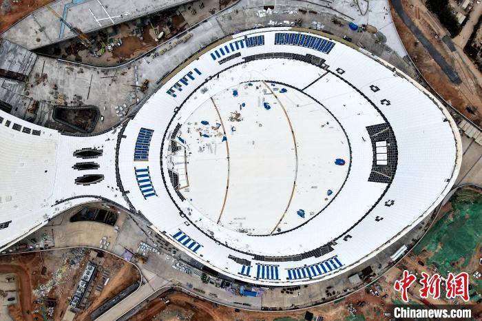 国内最大单体体育馆凤凰体育馆屋面基本完工，