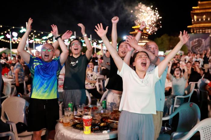 2025年体育热词破圈：苏超大湾鸡引领潮流