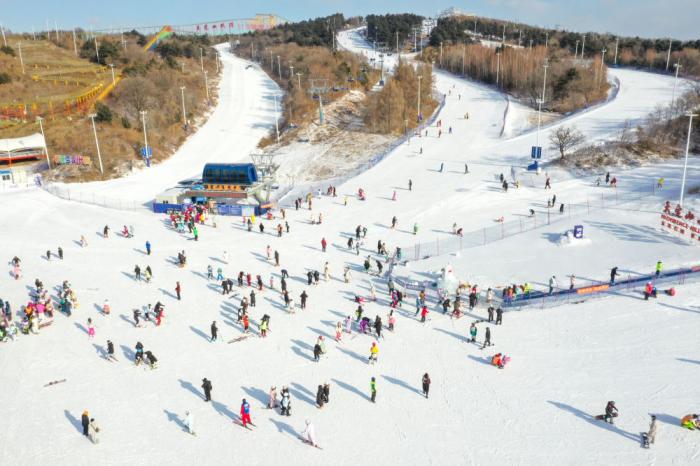 2025年体育热词破圈：苏超大湾鸡引领潮流