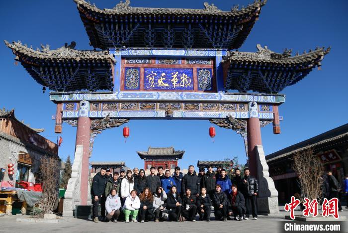 冰壶运动员探秘非遗技艺 感受青海千年文脉