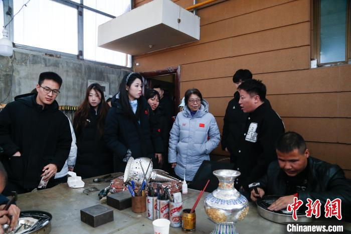 冰壶运动员探秘非遗技艺 感受青海千年文脉