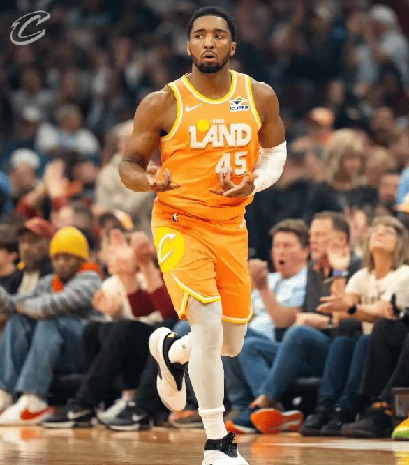 米切尔关键抛投定乾坤 骑士四连胜掀翻魔术