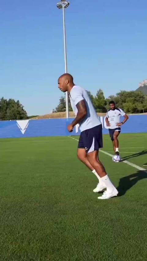 47岁蒂埃里·亨利绝杀逆转，震撼足坛传奇时刻重